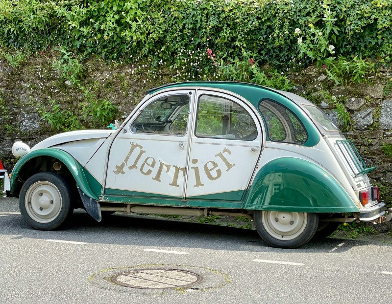 an  old citroen in Pont Aven